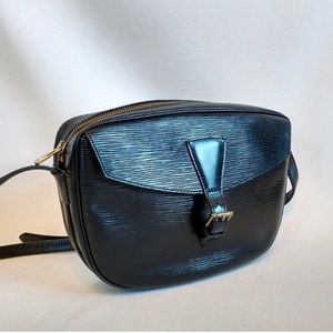 Authenticated on Vestaire Collective LOUIS VUITTON black cross-body bag